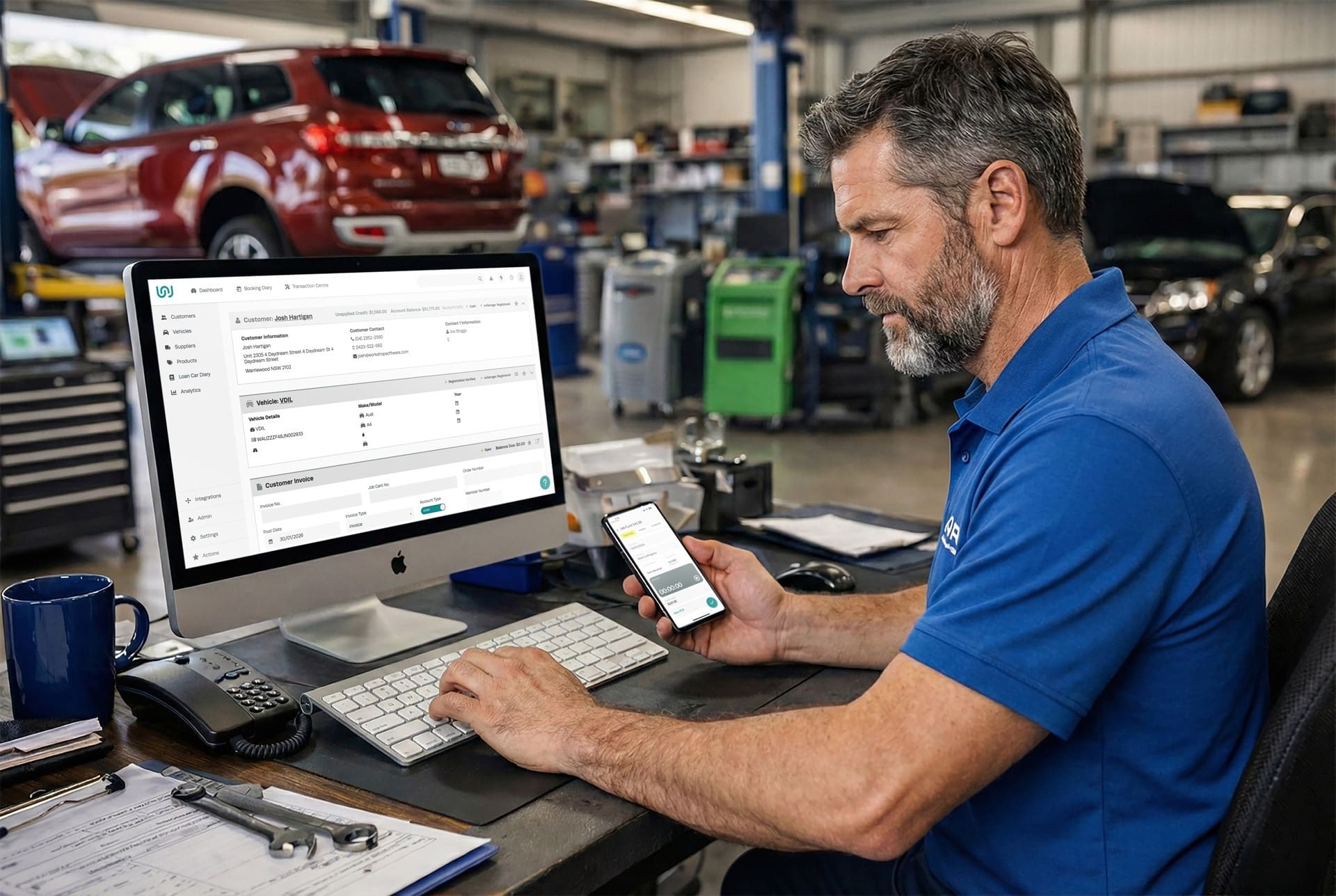 Mechanic using Workshop Software two-way SMS on desktop and smartphone
